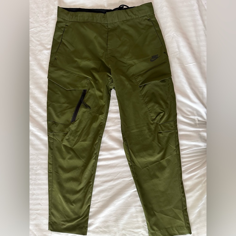 Nike Men’s Sportswear Tech Essentials Woven Unlined Utility Pants